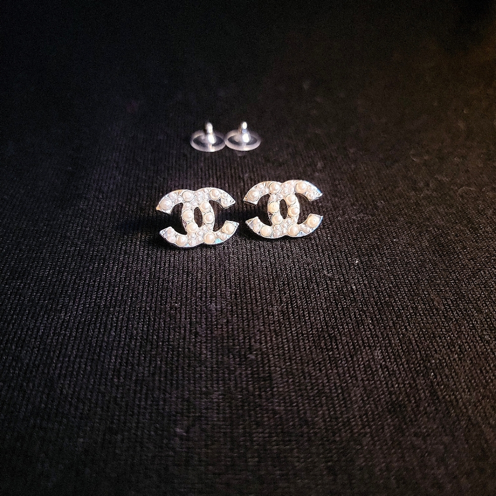 Gorgeous pearly double C (CC) stud earrings